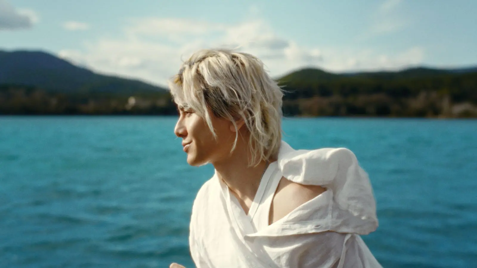 藤井 風が『い・ろ・は・す』ブランドアンバサダーに就任 新曲「真っ白